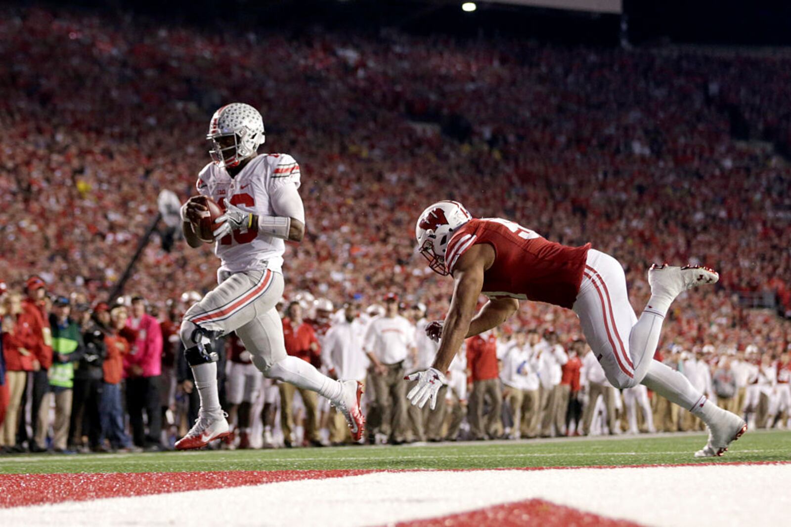 MADISON, WI - OCTOBER 15: J.T. Barrett #16 of the Ohio State Buckeyes runs the football in for a touchdown during the fourth quarter against the Wisconsin Badgers at Camp Randall Stadium on October 15, 2016 in Madison, Wisconsin. (Photo by Mike McGinnis/Getty Images)