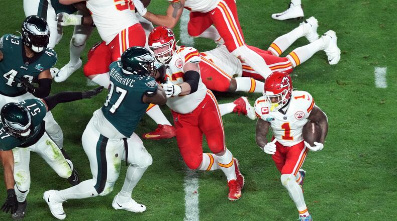 Kansas City Chiefs player Jerick McKinnon runs as Joe Thuney blocks during the third quarter of Super Bowl LVII against Philadelphia Eagles at State Farm Stadium in Glendale, Ariz., on Feb. 12, 2023. (AJ Mast/The New York Times).