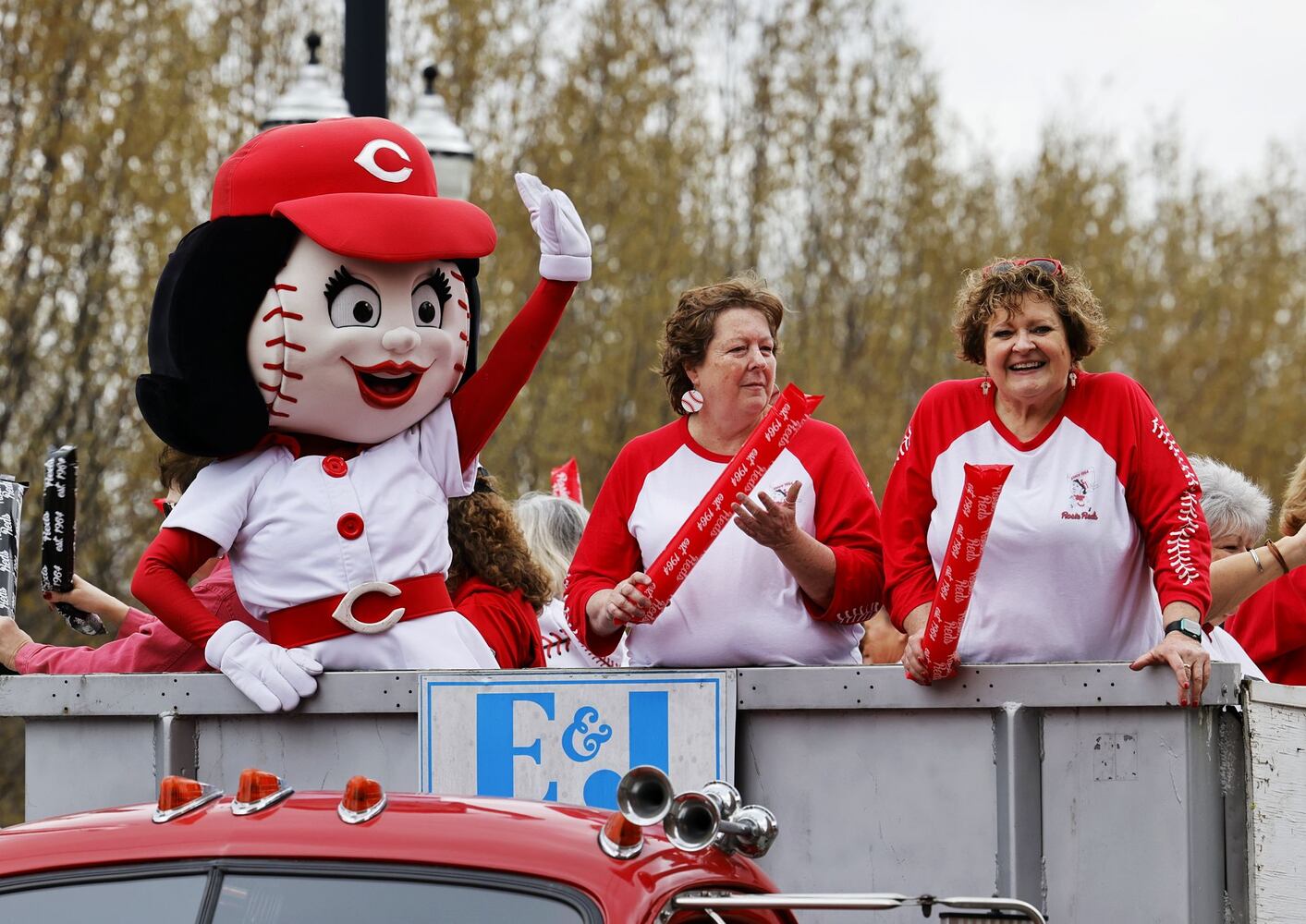041222 Reds parade