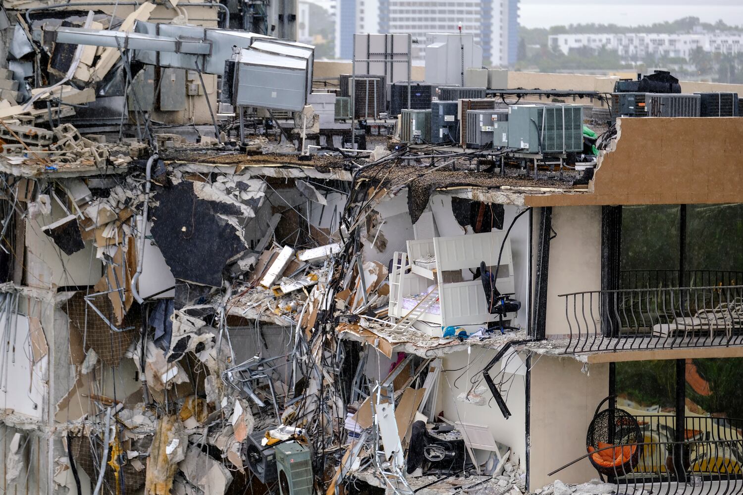 A high-rise residential building that is partially collapsed in Surfside, Fla., Thursday, June 24, 2021. (Maria Alejandra Cardona/The New York Times)