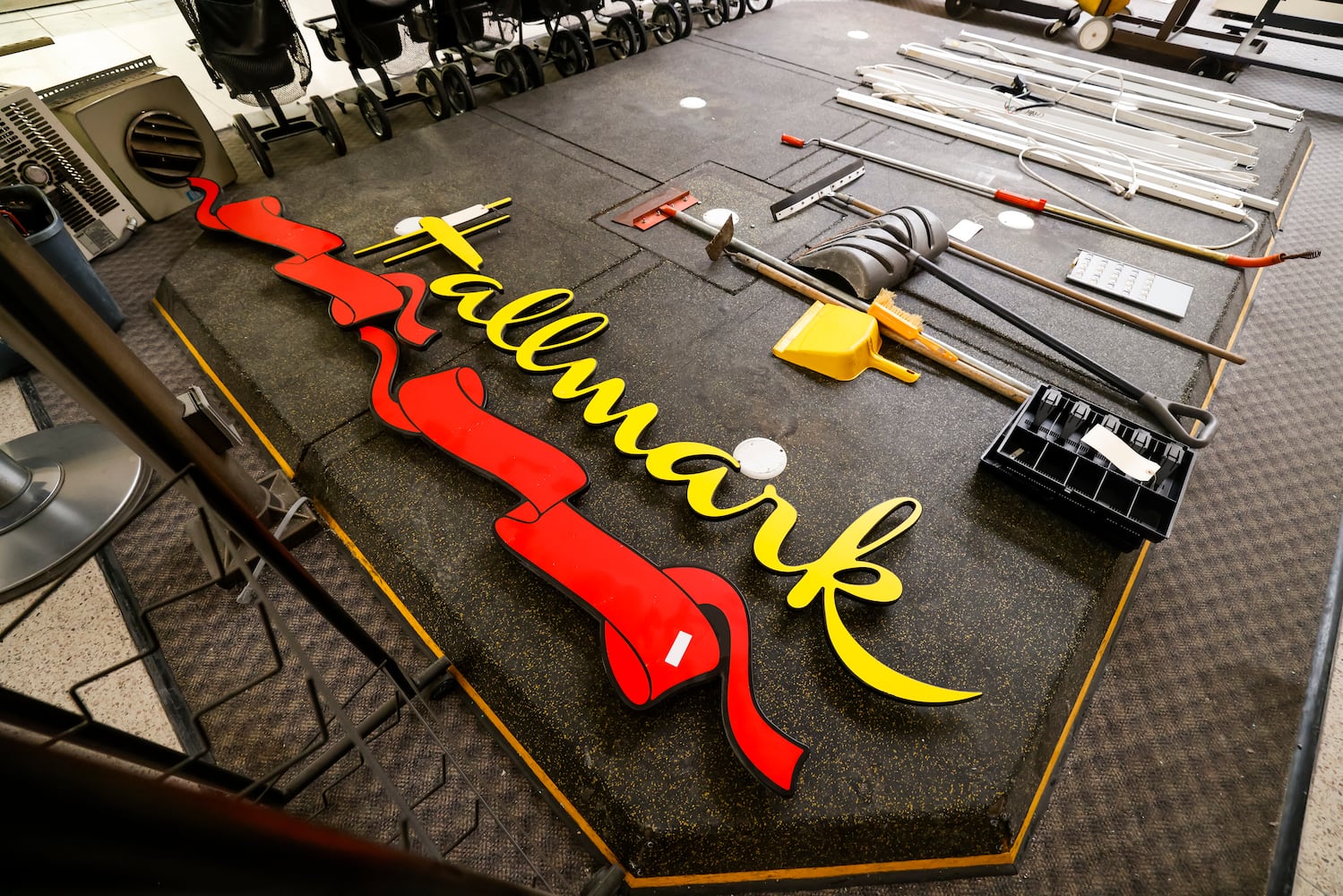 041125 Towne Mall Auction