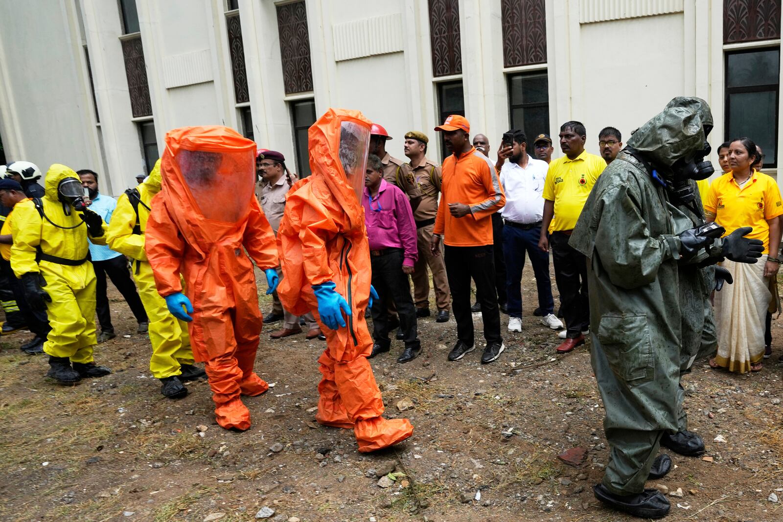 Civil Defense Services, National Disaster Response Force NDRF and Mumbai Fire Brigade workers take part in a mock drill in Mumbai, India, Wednesday, May 7, 2025, amid rising fears of wider conflict following India's strikes in Pakistan. (AP Photo/Rajanish Kakade)