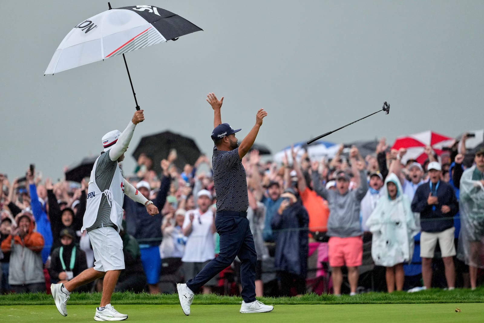 J.J. Spaun celebrates after sinking a birdie putt to win the U.S. Open golf tournament at Oakmont Country Club Sunday, June 15, 2025, in Oakmont, Pa. (AP Photo/Carolyn Kaster)