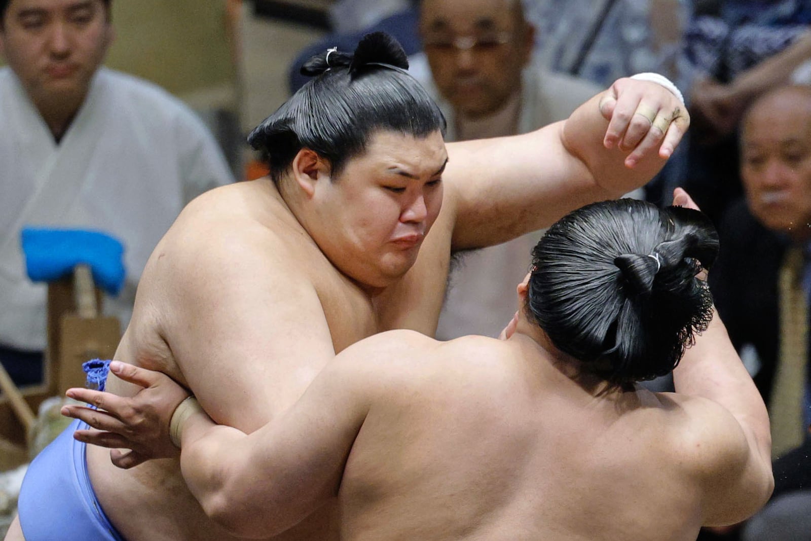 Onosato, left, wrestles with Wakamotoharu in a sumo wrestling tournament at Ryogoku Kokugikan arena in Tokyo, Sunday, May 11, 2025. (Taichi Nagahisa/Kyodo News via AP)