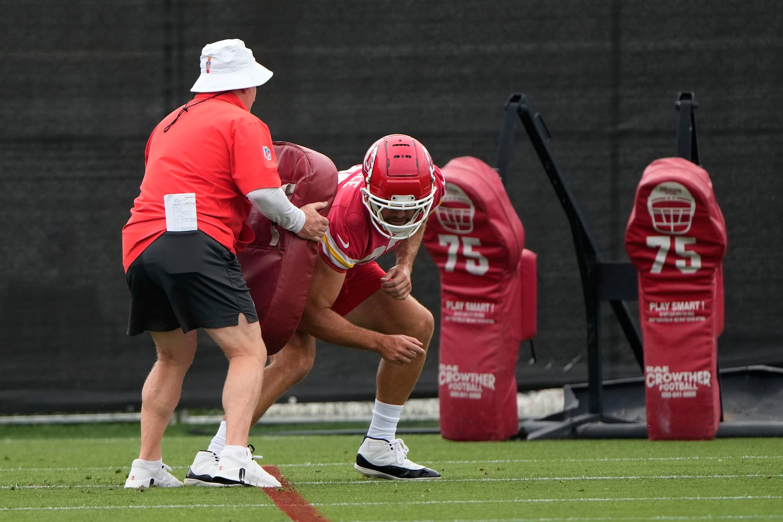 Kansas City Chiefs tight end Travis Kelce participates in a drill during the NFL football team's practice Tuesday, June 17, 2025, in Kansas City, Mo. (AP Photo/Charlie Riedel)