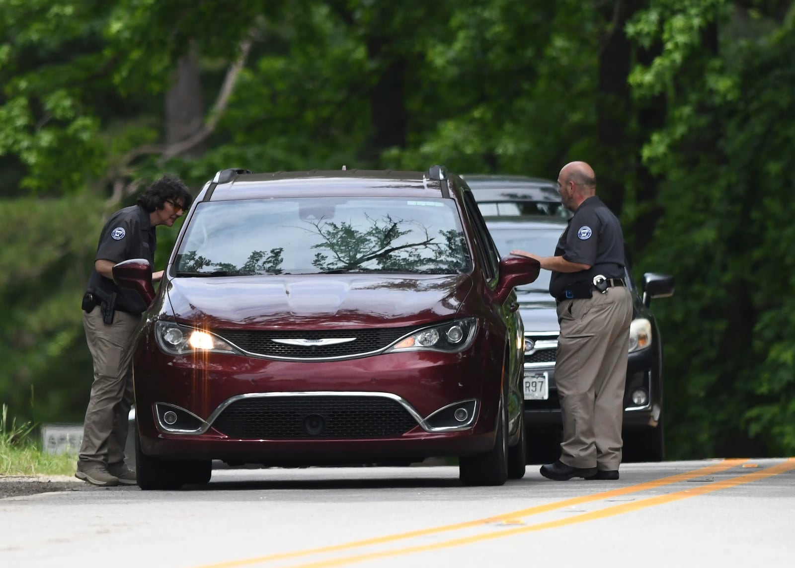Police set up checkpoints looking for escaped prisoner Grant Hardin, Thursday, May 29, 2025, near downtown Calico Rock, Ark. (AP Photo/Nicholas Ingram)