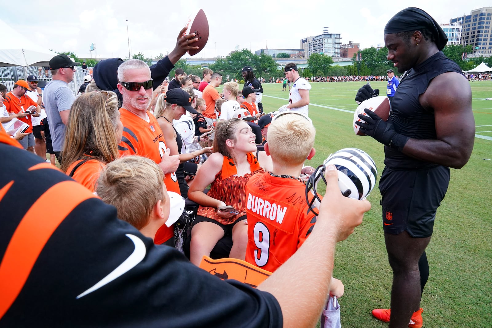 Cincinnati Bengals' Shemar Stewart, right, signs autographs during practice at the team's NFL football training camp, Sunday, July 27, 2025, in Cincinnati. (AP Photo/Jeff Dean)