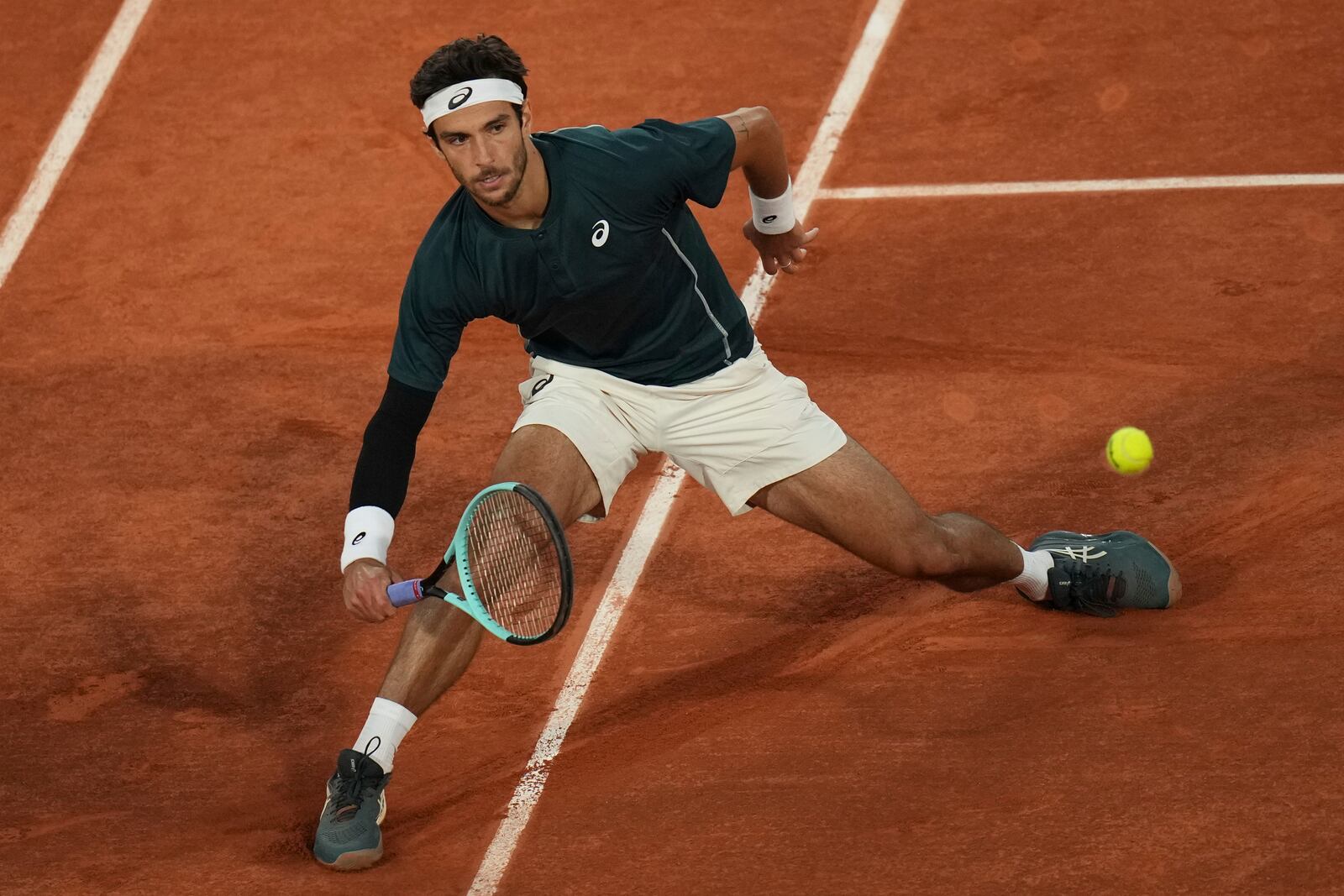 Italy's Lorenzo Musetti returns the ball to Denmark's Holger Rune during their fourth round match of the French Tennis Open, at the Roland-Garros stadium, in Paris, Sunday, June 1 2025. (AP Photo/Christophe Ena)