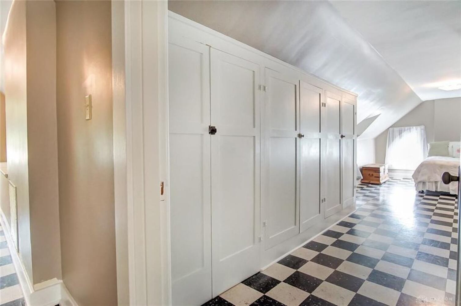 PHOTOS: Luxury Oakwood colonial home on market