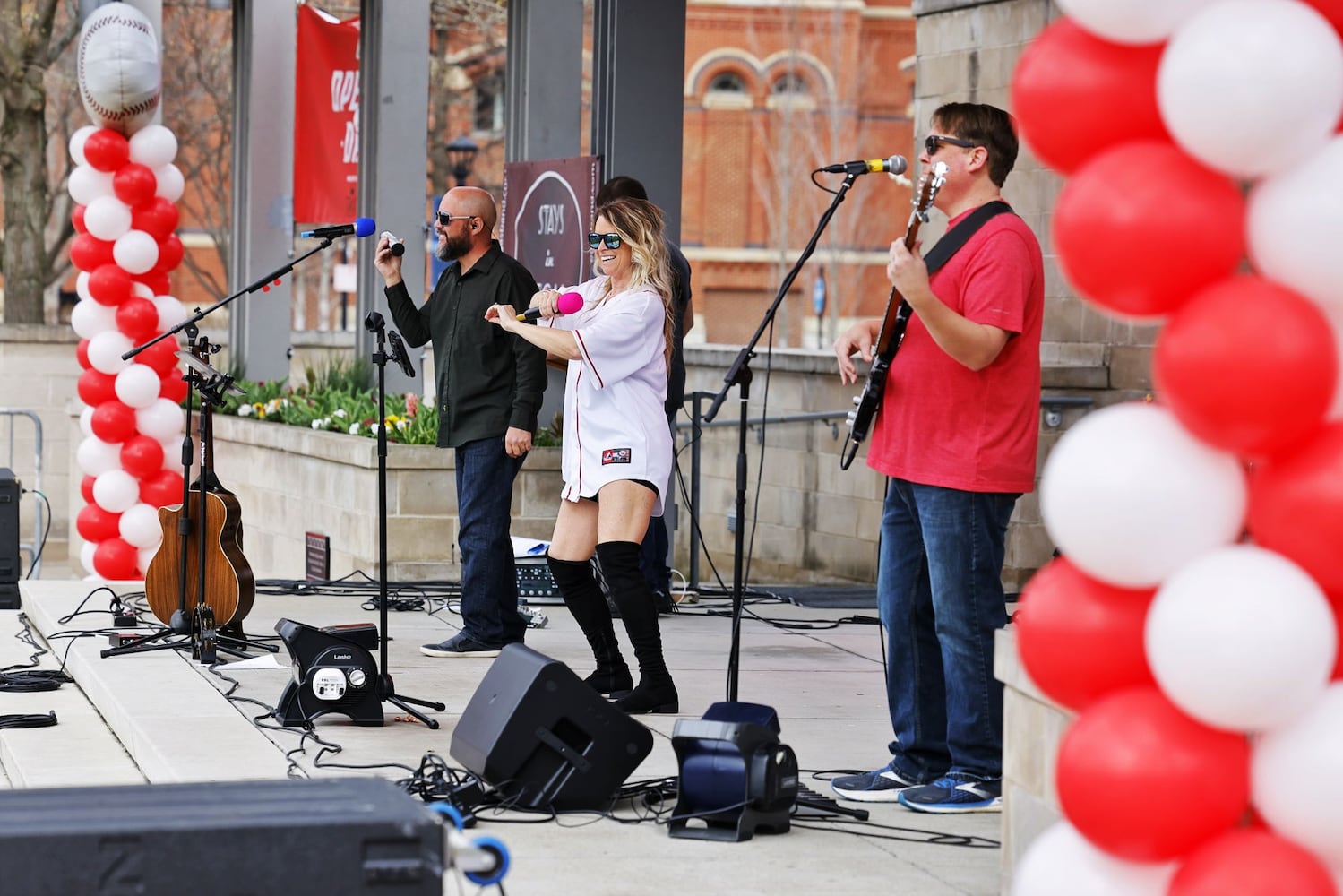 041222 reds parade
