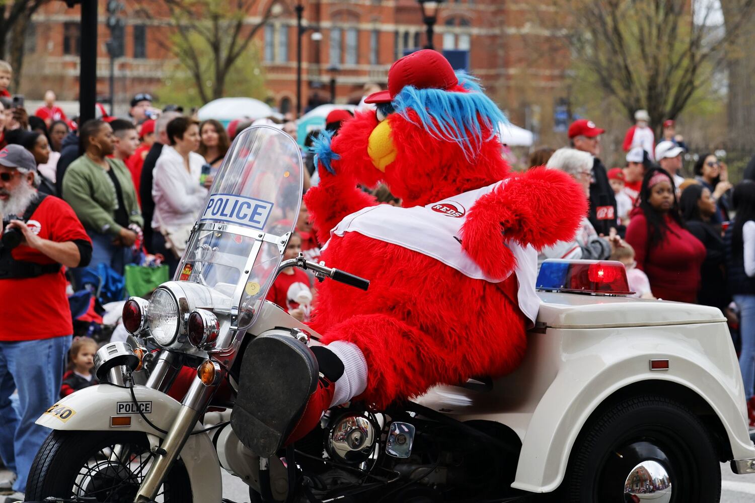 041222 Reds parade