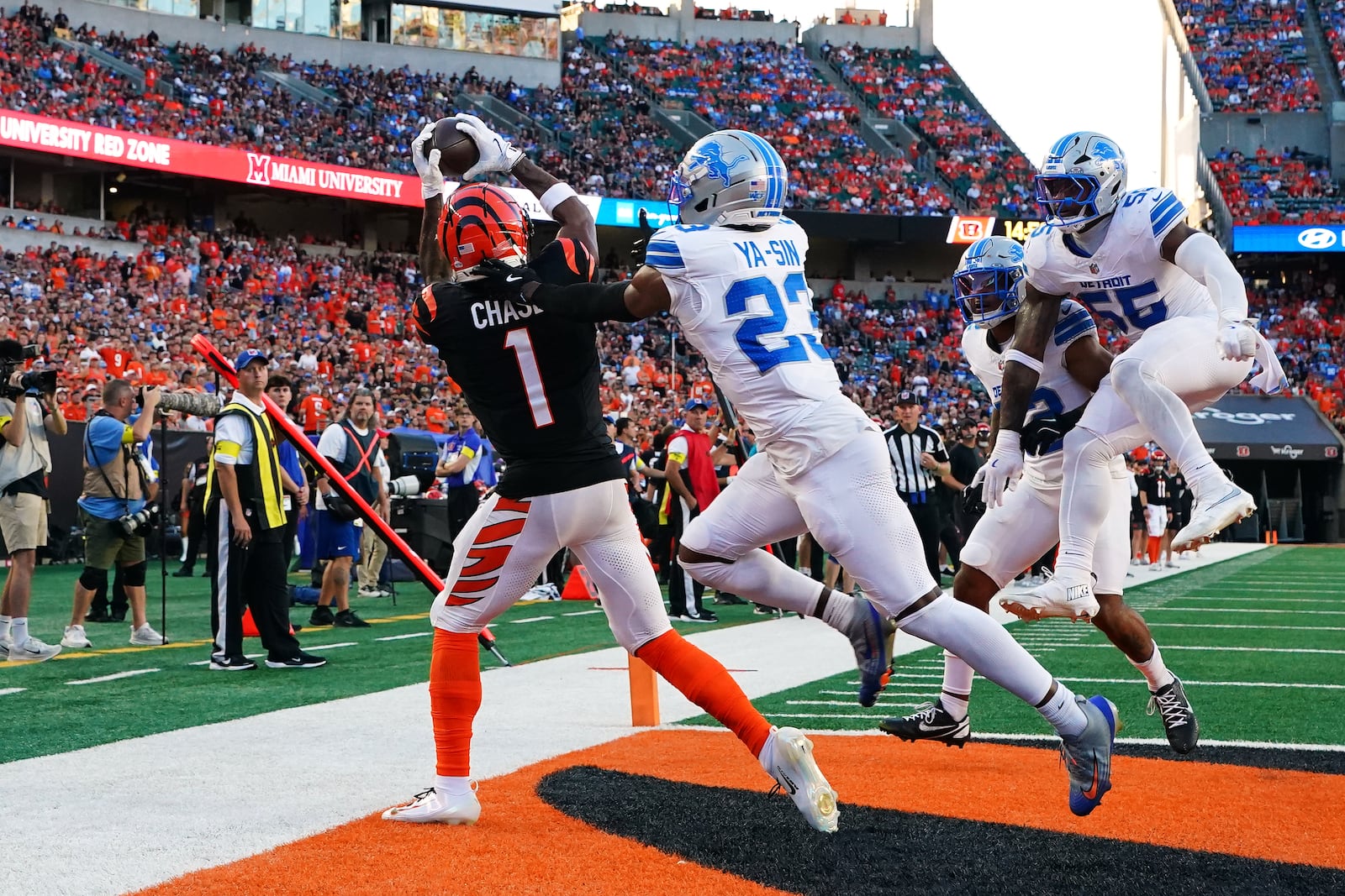 Cincinnati Bengals wide receiver Ja'Marr Chase (1) catches a 15-yard touchdown pass as Detroit Lions cornerback Rock Ya-Sin (23) defends during the second half of an NFL football game Sunday, Oct. 5, 2025, in Cincinnati. (AP Photo/Jeff Dean)
