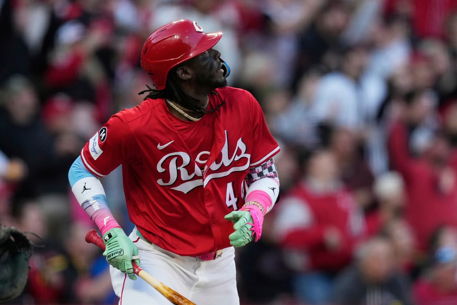 Cincinnati Reds' Elly De La Cruz watches his grand slam home run in the third inning of a baseball game against the Pittsburgh Pirates, Saturday, April 12, 2025, in Cincinnati. (AP Photo/Carolyn Kaster)