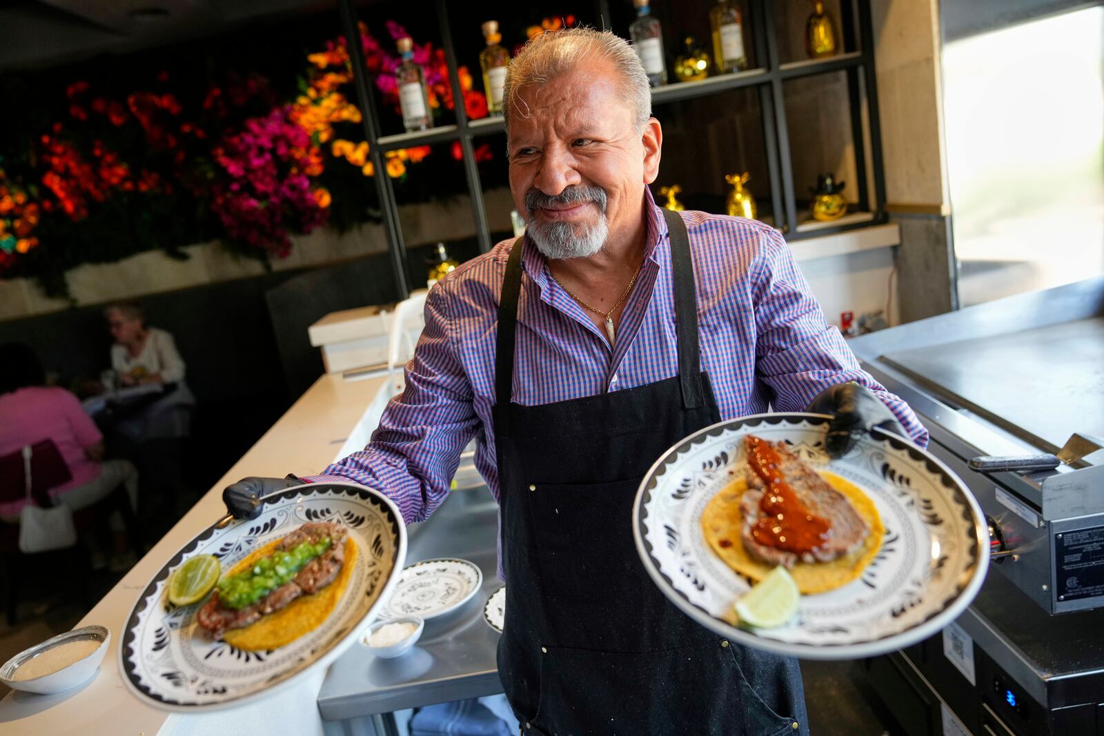 Michelin-starred Chef Mario Hernández Alonso of El Califa de León taqueria in Mexico City, prepares tacos at a Cinco de Mayo pop-up event at The Mexicano, Monday, May 5, 2025, in Phoenix. (AP Photo/Matt York)