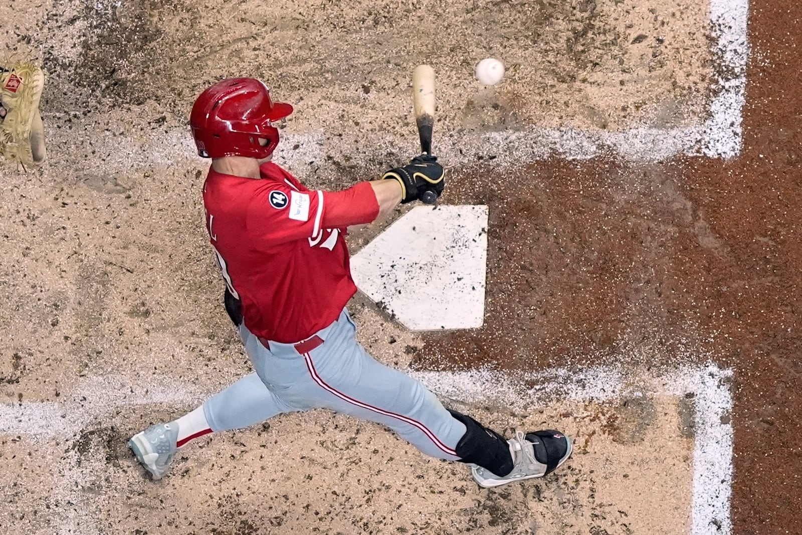 Cincinnati Reds' TJ Friedl hits a two-run RBI single during the third inning of a baseball game against the Milwaukee Brewers Saturday, Sept. 27, 2025, in Milwaukee. (AP Photo/Morry Gash)