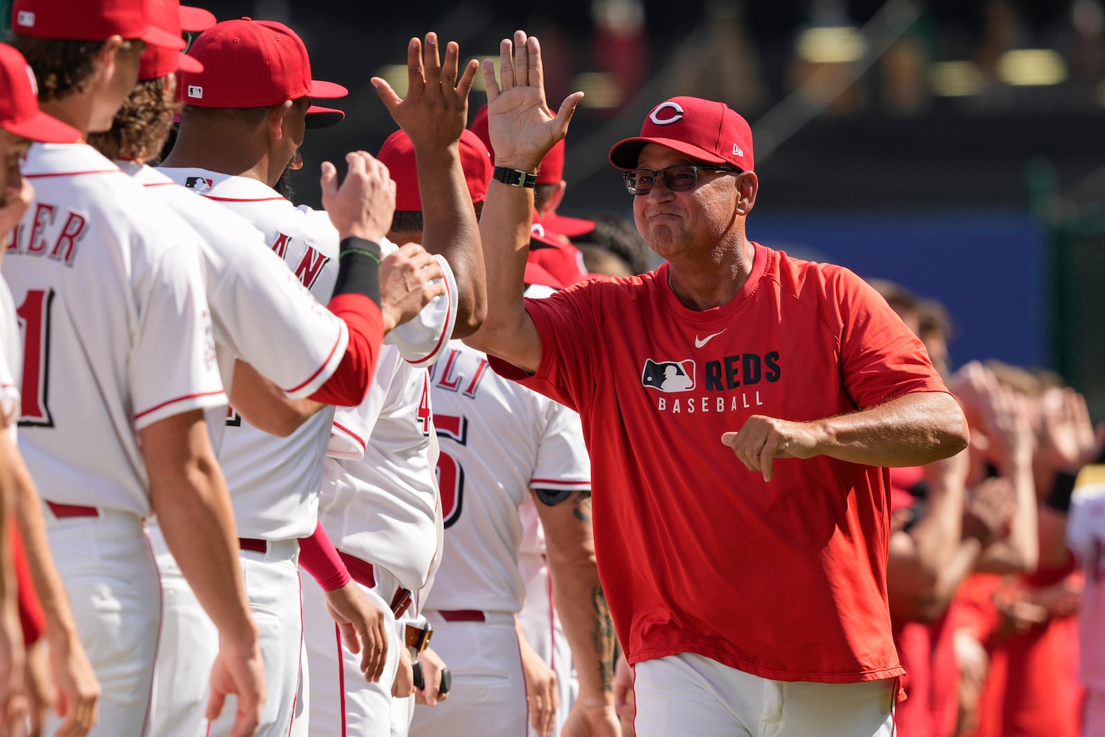 Cincinnati Reds manager Terry Francona greets the team during introduction before an opening-day baseball game between the Cincinnati Reds and the Boston Red Sox in Cincinnati, Thursday, March 26, 2026. (AP Photo/Carolyn Kaster)