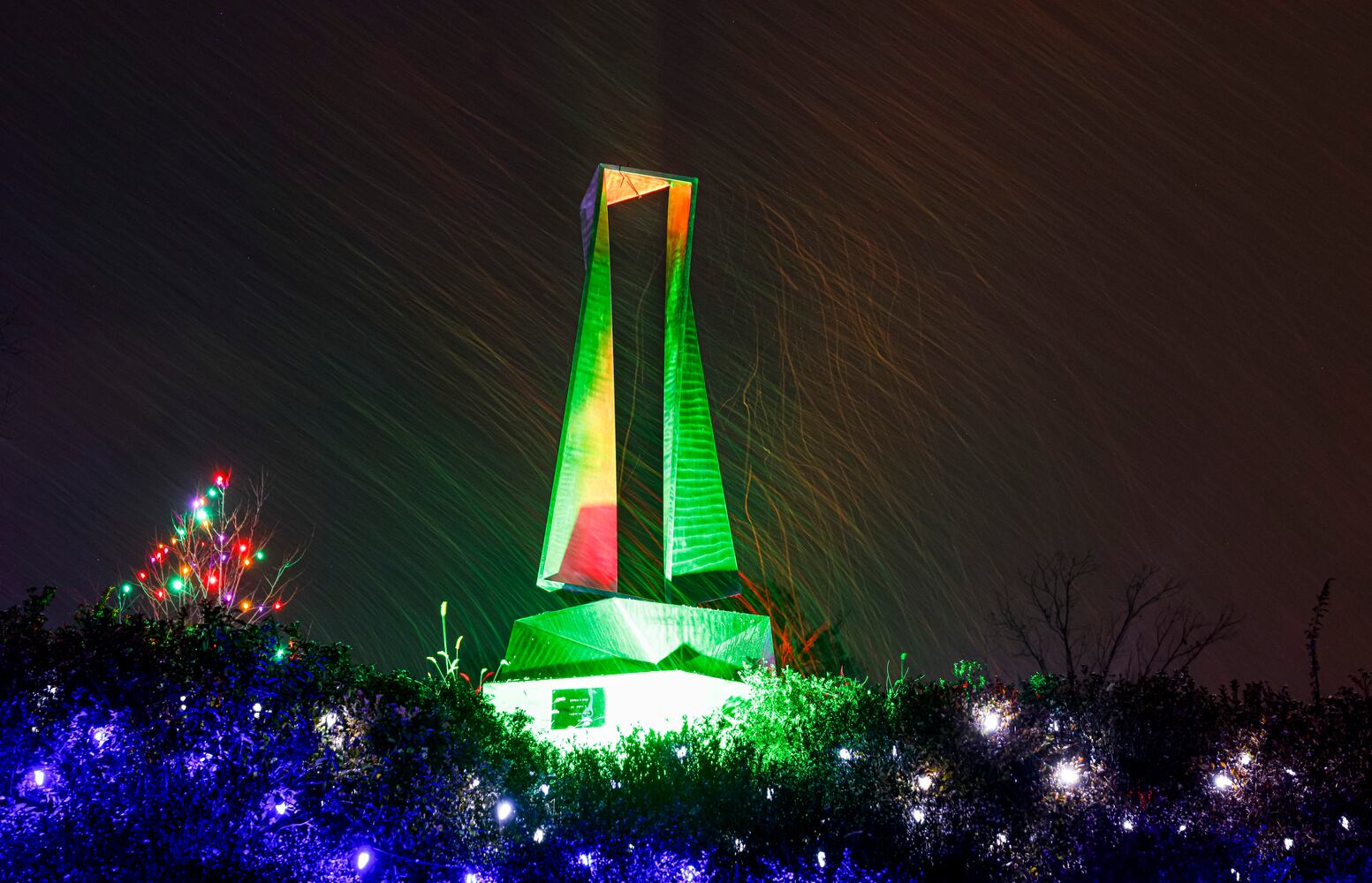 111622 Pyramid Hill lights
