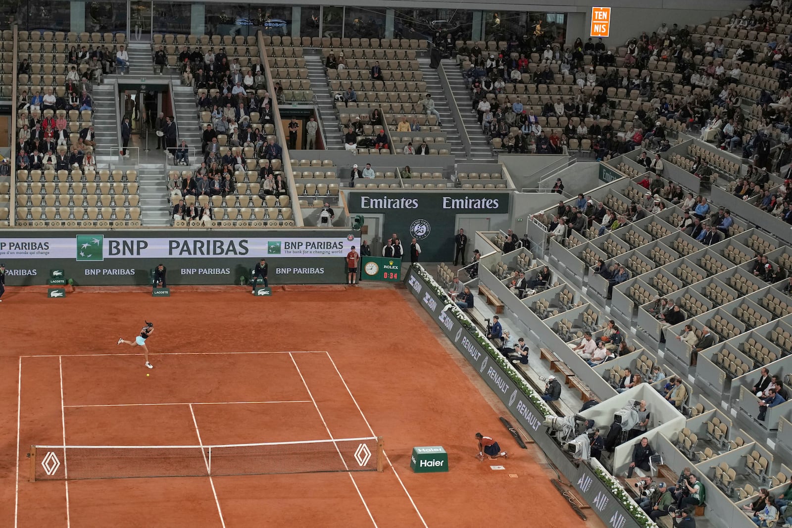 Australia's Ajla Tomljanovic, top, returns the ball to Italy's Jasmine Paolini during their second round match of the French Tennis Open, at the Roland-Garros stadium, in Paris, Wednesday, May 28, 2025. (AP Photo/Christophe Ena)