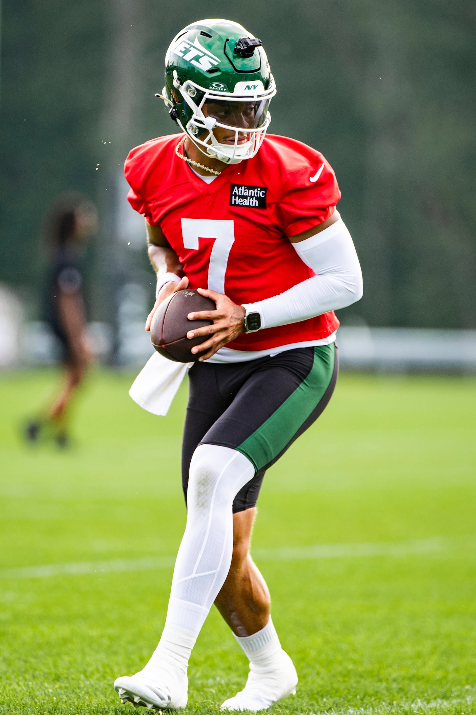 New York Jets quarterback Justin Fields (7) runs drills at the NFL football team's practice, Saturday, July 26, 2025, in Florham, N.J. (AP Photo/Angelina Katsanis)