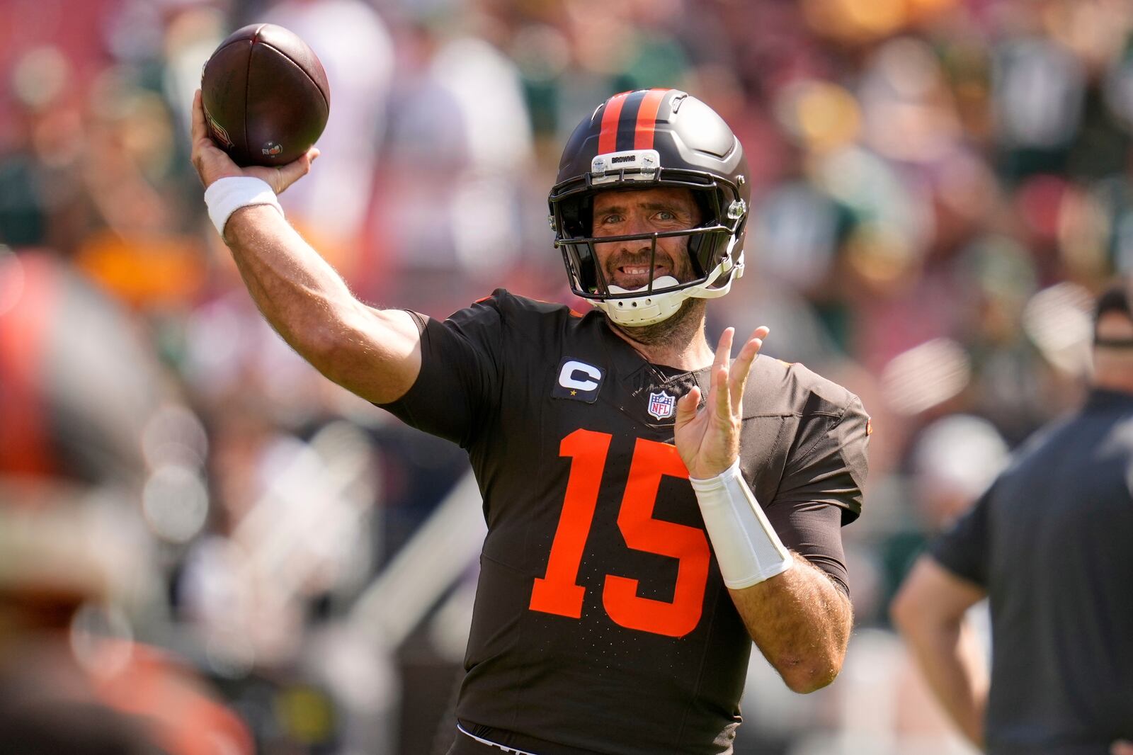 Cleveland Browns' Joe Flacco warms up before an NFL football game against the Green Bay Packers Sunday, Sept. 21, 2025, in Cleveland. (AP Photo/Sue Ogrocki)