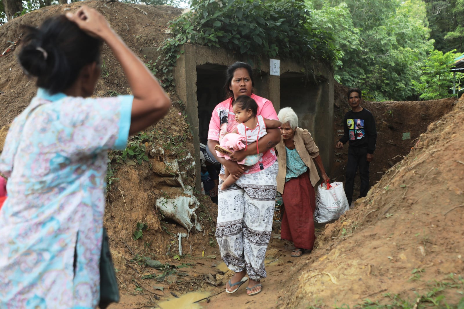 Thai people who fled clashes between Thai and Cambodian soldiers take shelter in Surin province, northeastern Thailand, Thursday, July 24, 2025. (AP Photo/Sunny Chittawil)