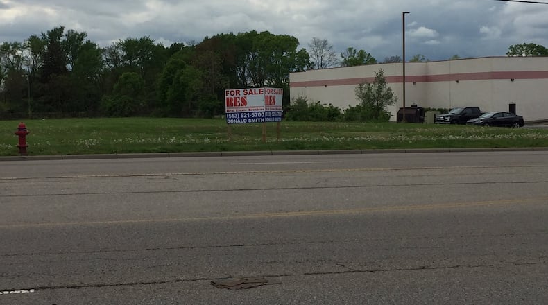 No construction date has been set, but a new Waffle House is planned for this parce at 3451 Dixie Highway. The Middletown Board of Zoning Appeals Wednesday June 5 approved a variance for a 48-foot sign for better visibility from the Interstate 75/Ohio 122 interchange. ED RICHTER/STAFF Representatives from Waffle House and the property owner of a lot located at 3451 Dixie Highway will make another pitch to the Middletown Board of Zoning Appeals on June 5 for a 48-foot sign for a proposed restaurant. They are seeking a variance for better visibility from Interstate 75. Last month, the BZA voted 3-2 to approve the request, but did not have the four affirmative votes for the variance and two members were absent. ED RICHTER/STAFF A new Waffle House could be built at this site located at 3451 Dixie Highway. However, the Middletown Board of Zoning Appeals had a split vote that denied the restaurant developer a variance to erect a 50-foot sign to enhance visibility from the Interstate 75/Ohio 122 interchange, despite other restaurants nearby having the tall free-standing signage. ED RICHTER/STAFF