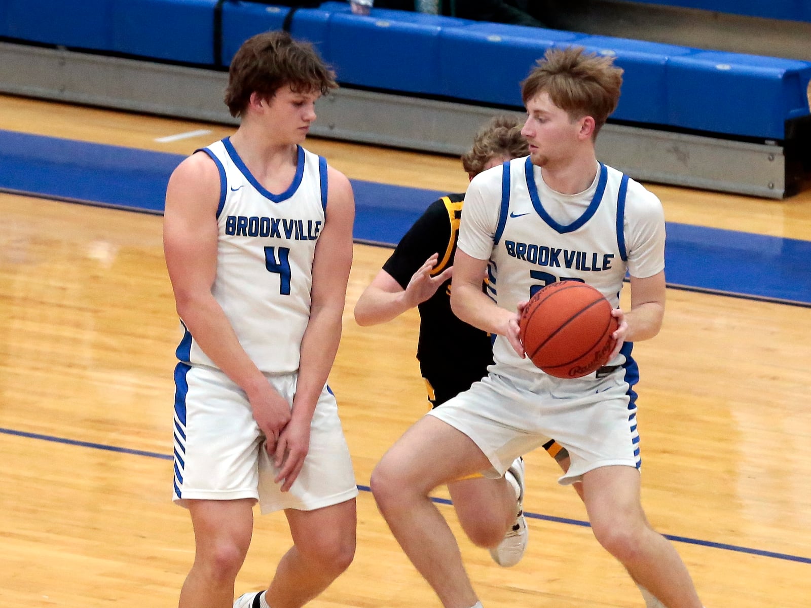 Brookville senior Braedan Smart takes a handoff from senior Aden Lamb. Brookville defeated Shawnee 64-37 in a Division IV district tournament game on Thursday, Feb. 26, 2026, in Xenia. STEVEN WRIGHT / STAFF