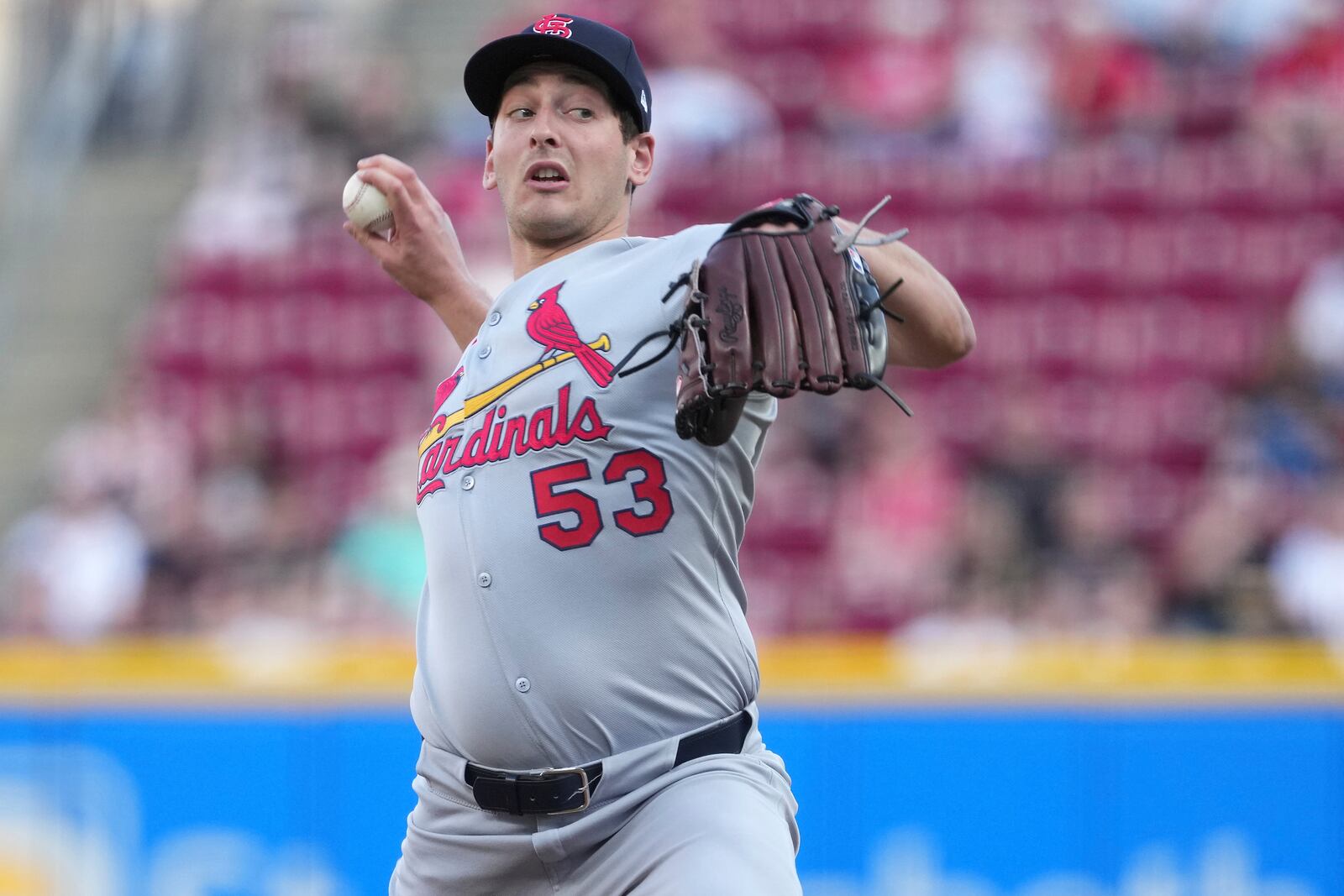St. Louis Cardinals' Andre Pallante delivers a pitch in the first inning of a baseball game against the Cincinnati Reds, Monday, April 28, 2025, in Cincinnati. (AP Photo/Kareem Elgazzar)