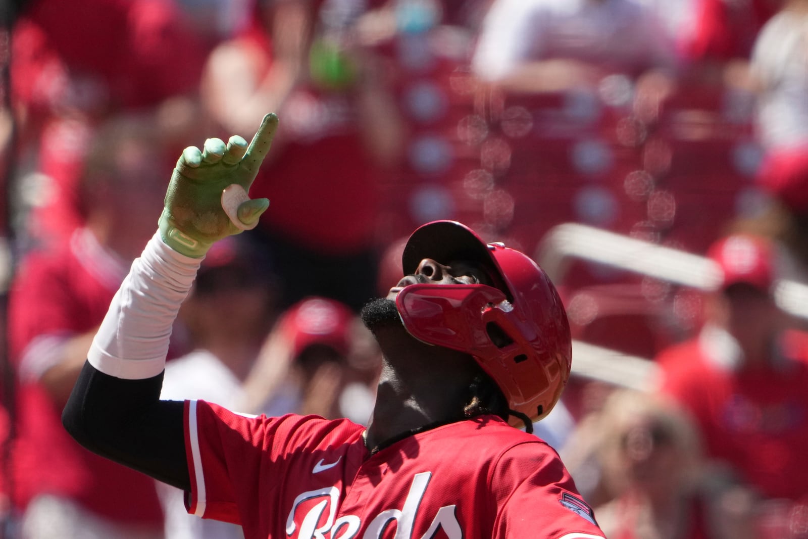 Cincinnati Reds' Elly De La Cruz celebrates as he rounds the bases after hitting a two-run home run during the seventh inning of a baseball game against the St. Louis Cardinals Saturday, June 21, 2025, in St. Louis. (AP Photo/Jeff Roberson)