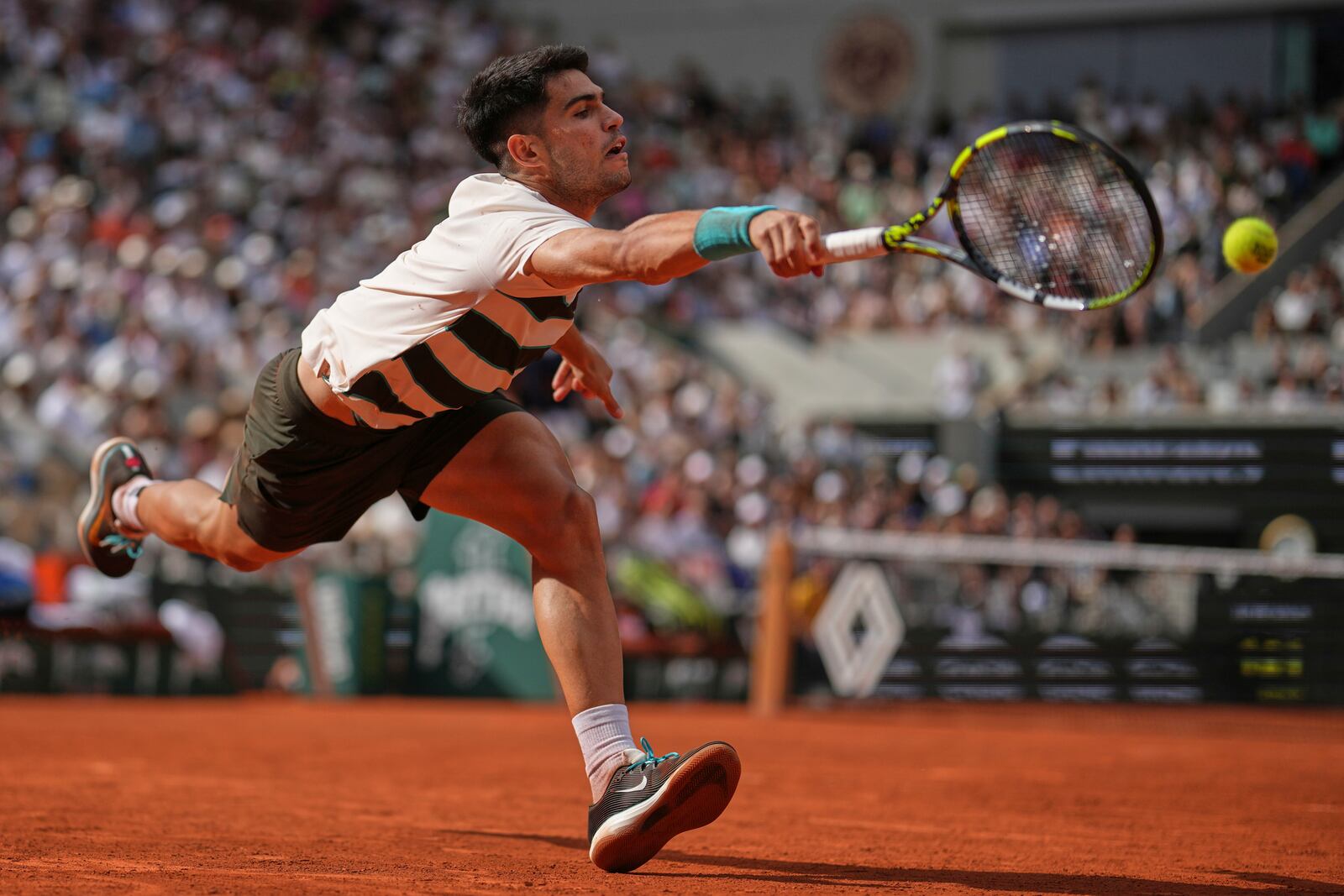 Spain's Carlos Alcaraz returns the ball to Ben Shelton of the U.S. during their fourth round match of the French Tennis Open, at the Roland-Garros stadium, in Paris, Sunday, June 1 2025. (AP Photo/Christophe Ena)