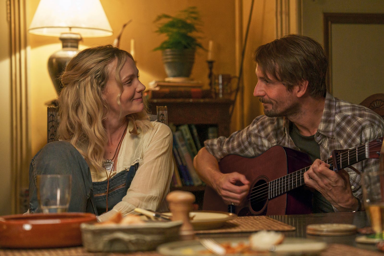 This image released by Focus Featires shows Carey Mulligan as Nell Mortimer, left, and Tom Basden as Herb McGwyer in a scene from "The Ballad of Wallis Island." (Alistair Heap/Focus Features via AP)