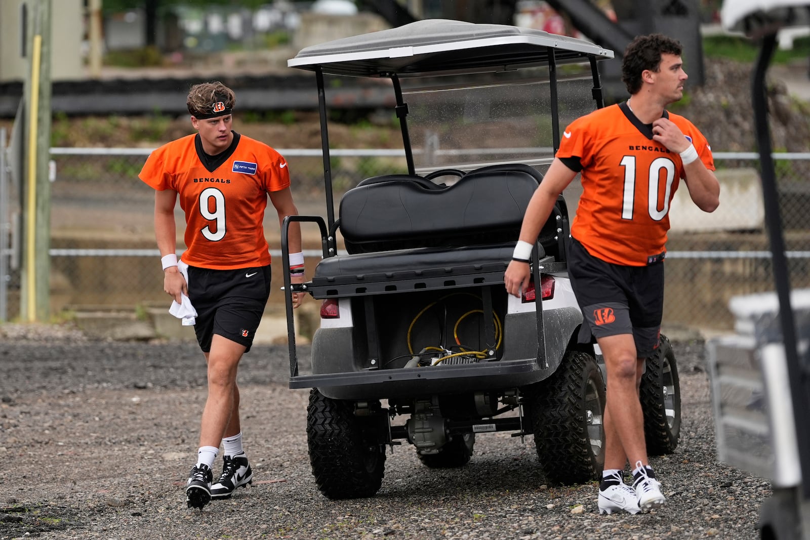 Cincinnati Bengals quarterbacks Joe Burrow, left, and Payton Thorne, arrive for NFL football practice, Tuesday, May 20, 2025, in Cincinnati. (AP Photo/Carolyn Kaster)