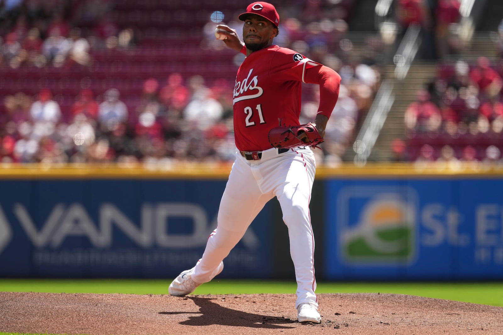 Cincinnati Reds' Hunter Greene delivers a pitch in the first inning of a baseball game against the Toronto Blue Jays, Monday, Sept. 1, 2025, in Cincinnati. (AP Photo/Kareem Elgazzar)