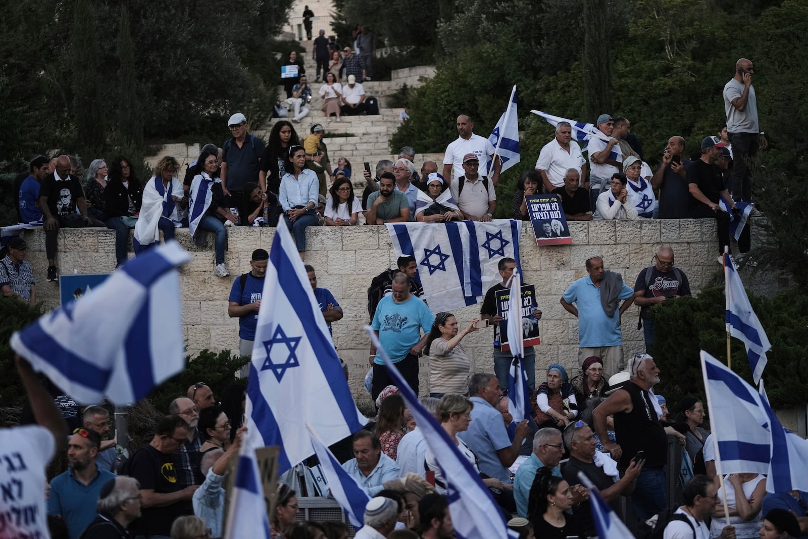 Israelis attend a rally supporting Prime Minister Benjamin Netanyahu, outside the Knesset, Israel's parliament in Jerusalem, Thursday, June 5, 2025. (AP Photo/Mahmoud Illean)