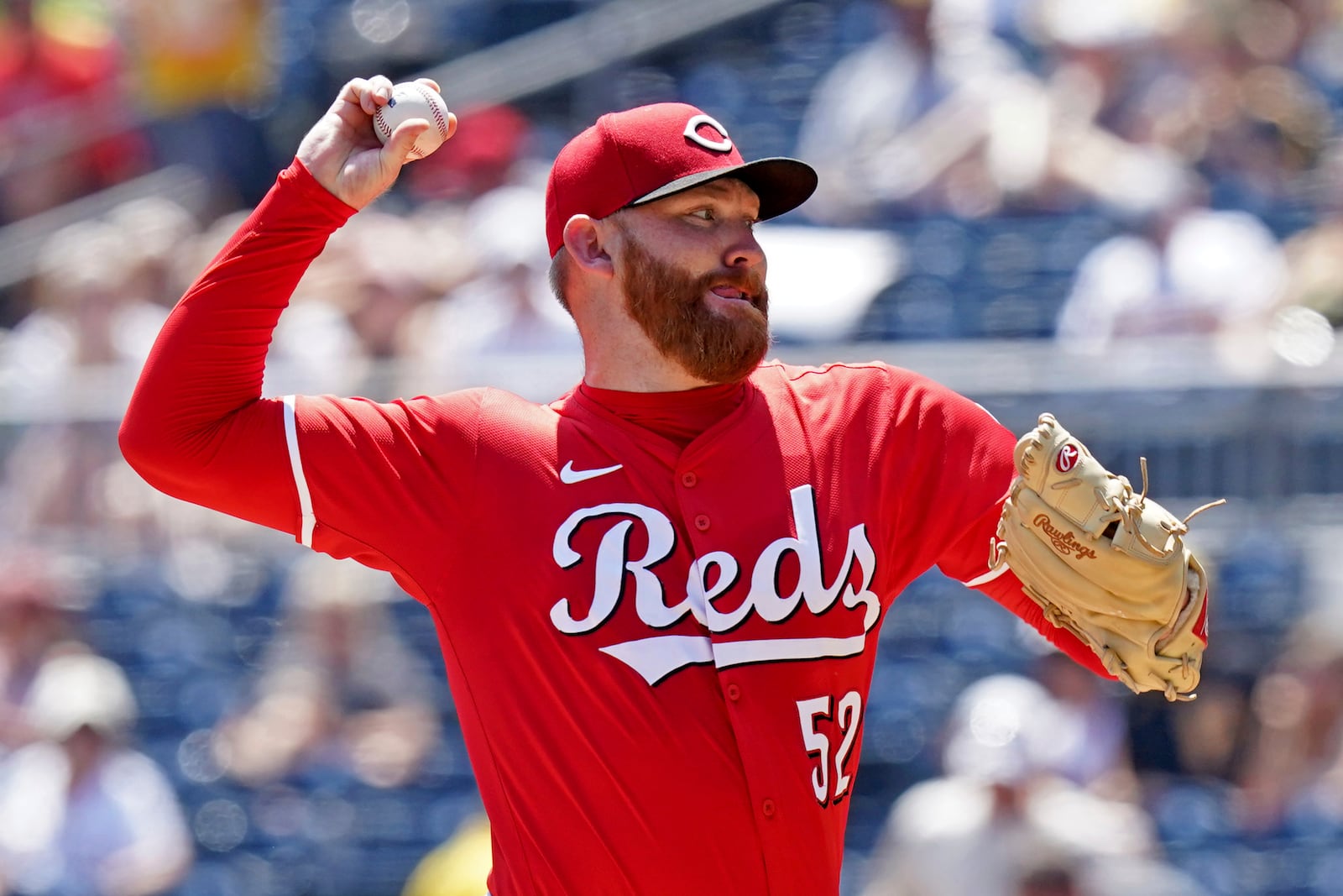 Cincinnati Reds pitcher Zack Littell delivers during the first inning of a baseball game against the Pittsburgh Pirates, Sunday, Aug. 10, 2025, in Pittsburgh. (AP Photo/Matt Freed)