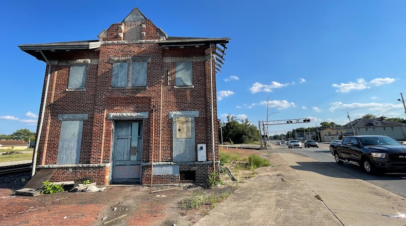 The CSX train depot relocation will not be delayed after city officials worked out issues with the train company and one of the city's contractors. MICHAEL D. PITMAN/FILE
