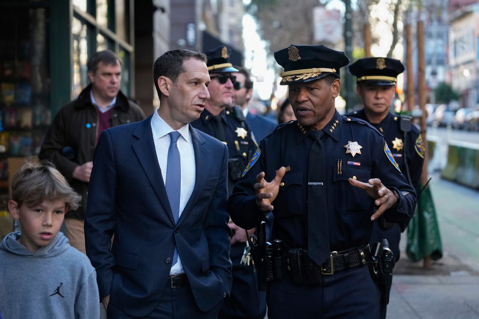 FILE - Mayor-elect Daniel Lurie, left, speaks to San Francisco Police Chief William Scott while walking through the Tenderloin neighborhood Wednesday, Jan. 8, 2025, in San Francisco. (AP Photo/Godofredo A. Vásquez, File)