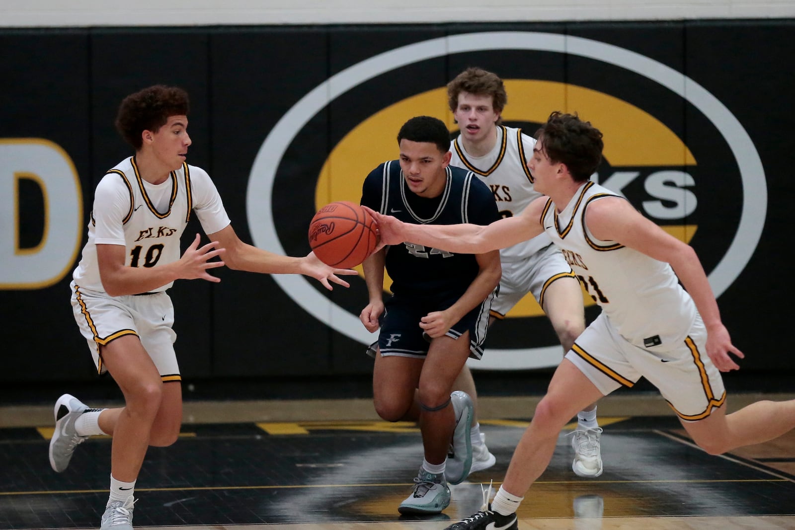 Centerville junior Ty Rohrer pokes a pass attempt to Fairmont junior Jayden McGraw away. Centerville defeated Fairmont 50-49 on Thursday, Jan. 22, 2026, at Centerville High School. STEVEN WRIGHT / STAFF