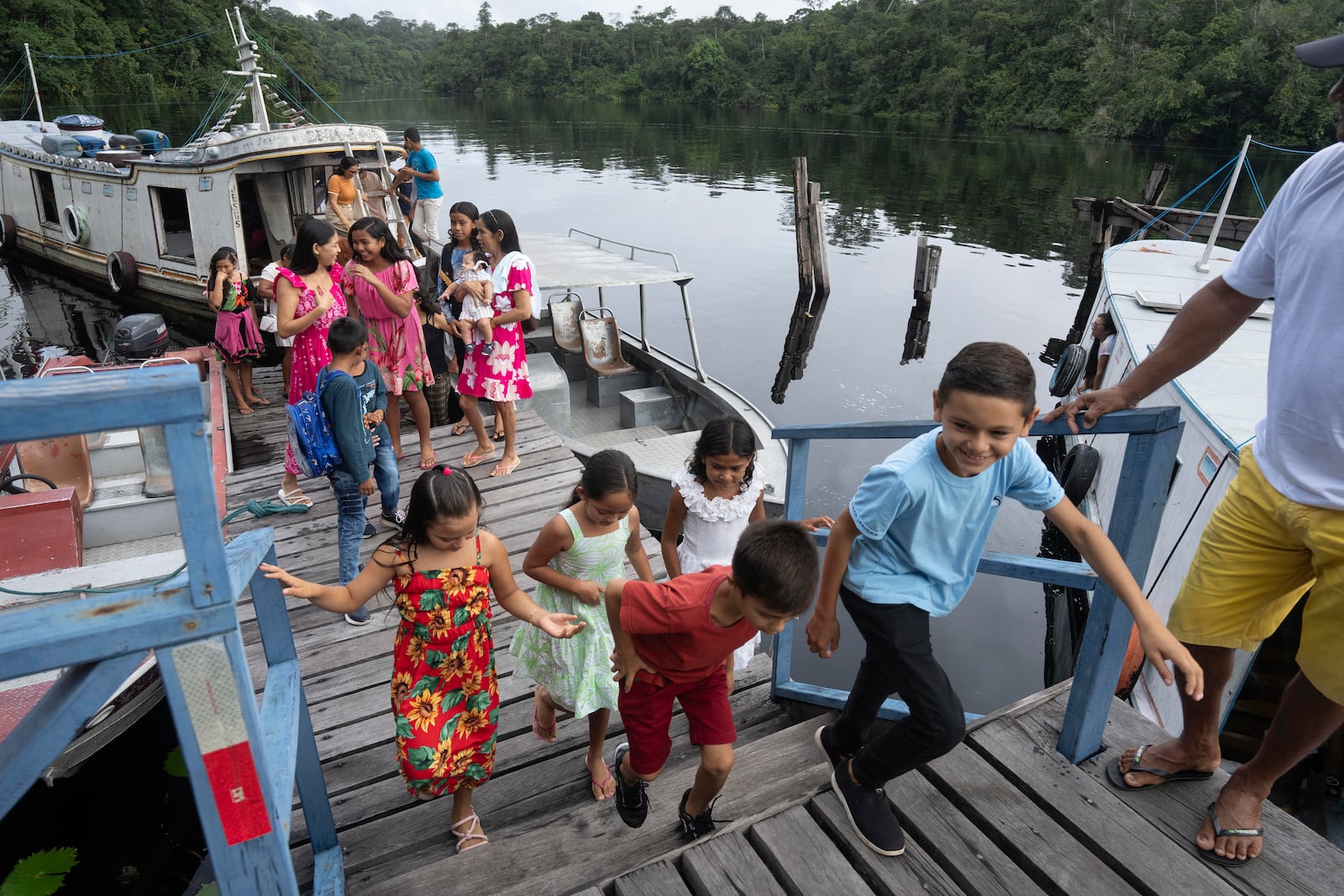 Children arrive at the Emilio Goeldi Museum's scientific station in the Caxiuana National Forest in Para state, Brazil, Friday, March 21, 2025. (AP Photo/Jorge Saenz)