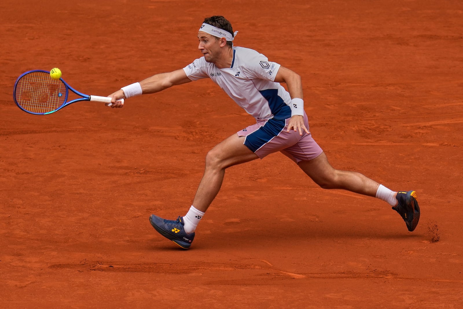 Casper Ruud of Norway returns the ball against Francisco Cerundolo from Argentina during men's semifinal at the Madrid Open tennis tournament in Madrid, Spain, Friday, May 2, 2025. (AP Photo/Manu Fernandez)