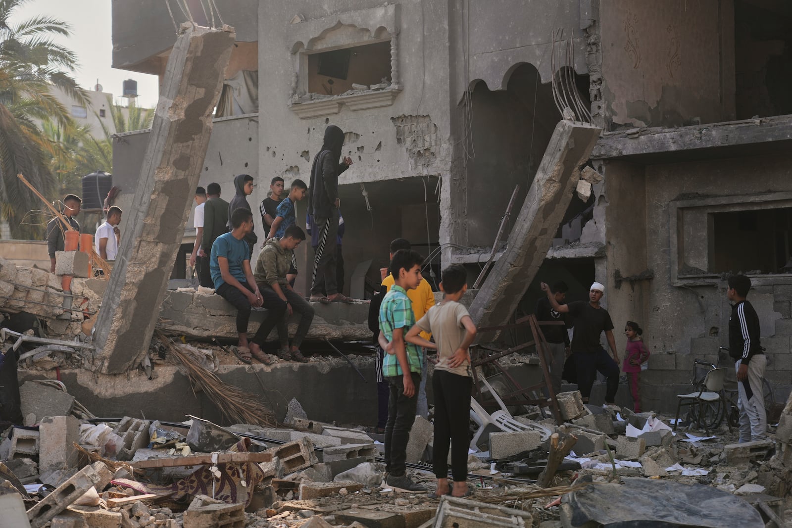 Palestinians inspect a house destroyed by an Israeli airstrikes in Deir al-Balah, Gaza, Wednesday, May 21, 2025. (AP Photo/Abdel Kareem Hana)