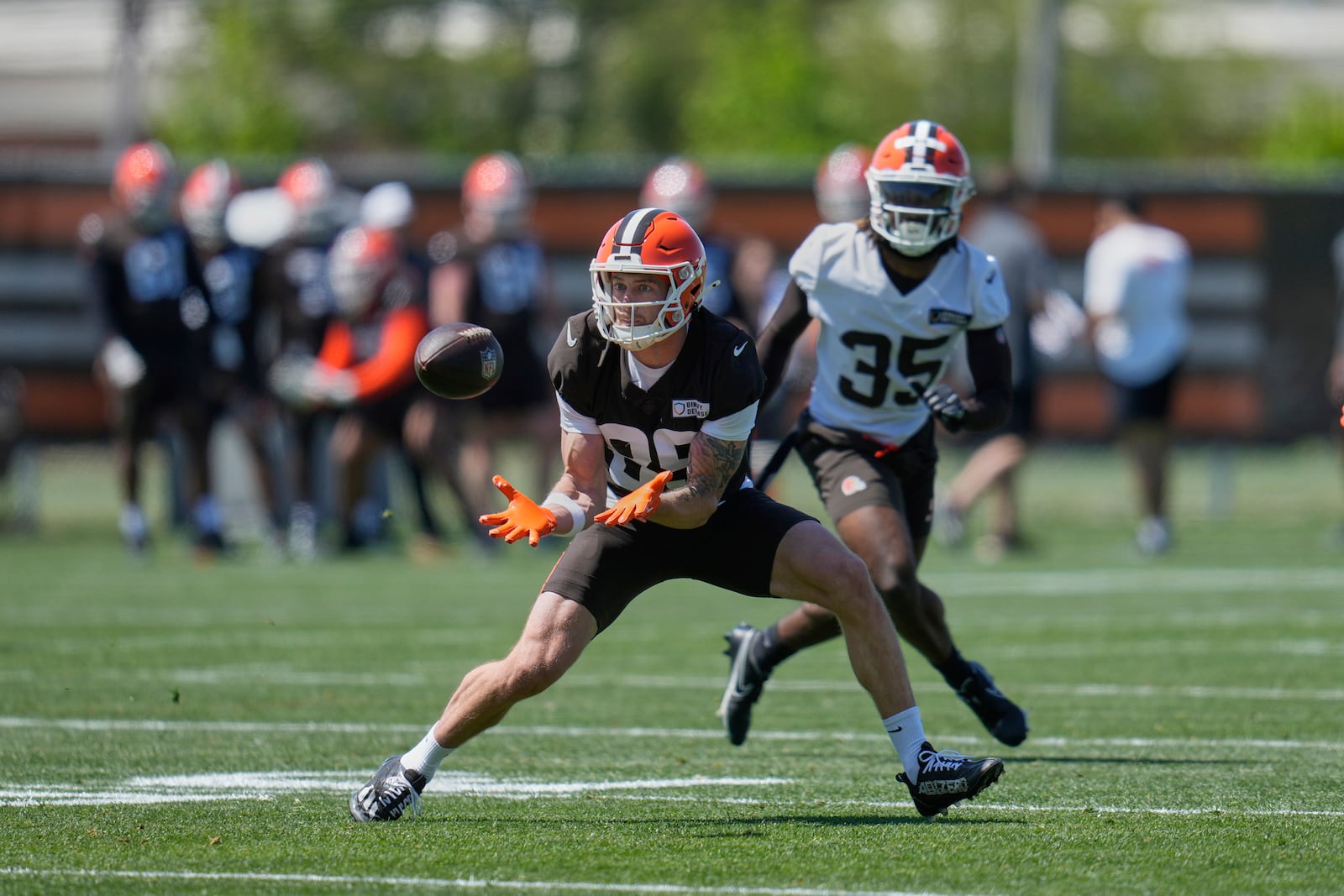 Cleveland Browns wide receiver Kaden Davis, left, catches a pass in front of cornerback Chigozie Anusiem (35) during the NFL football team's rookie minicamp in Berea, Ohio, Friday, May 9, 2025. (AP Photo/Sue Ogrocki)