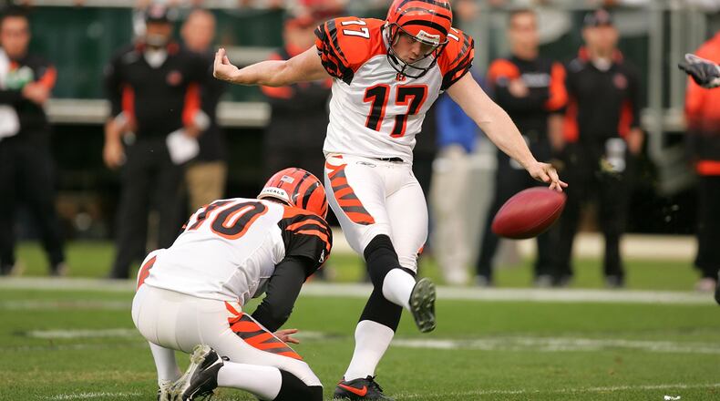 OAKLAND, CA - NOVEMBER 22: Shayne Graham #17 of the Cincinnati Bengals kicks a field goal during their game against the Oakland Raiders at Oakland-Alameda County Coliseum on November 22, 2009 in Oakland, California. (Photo by Ezra Shaw/Getty Images)