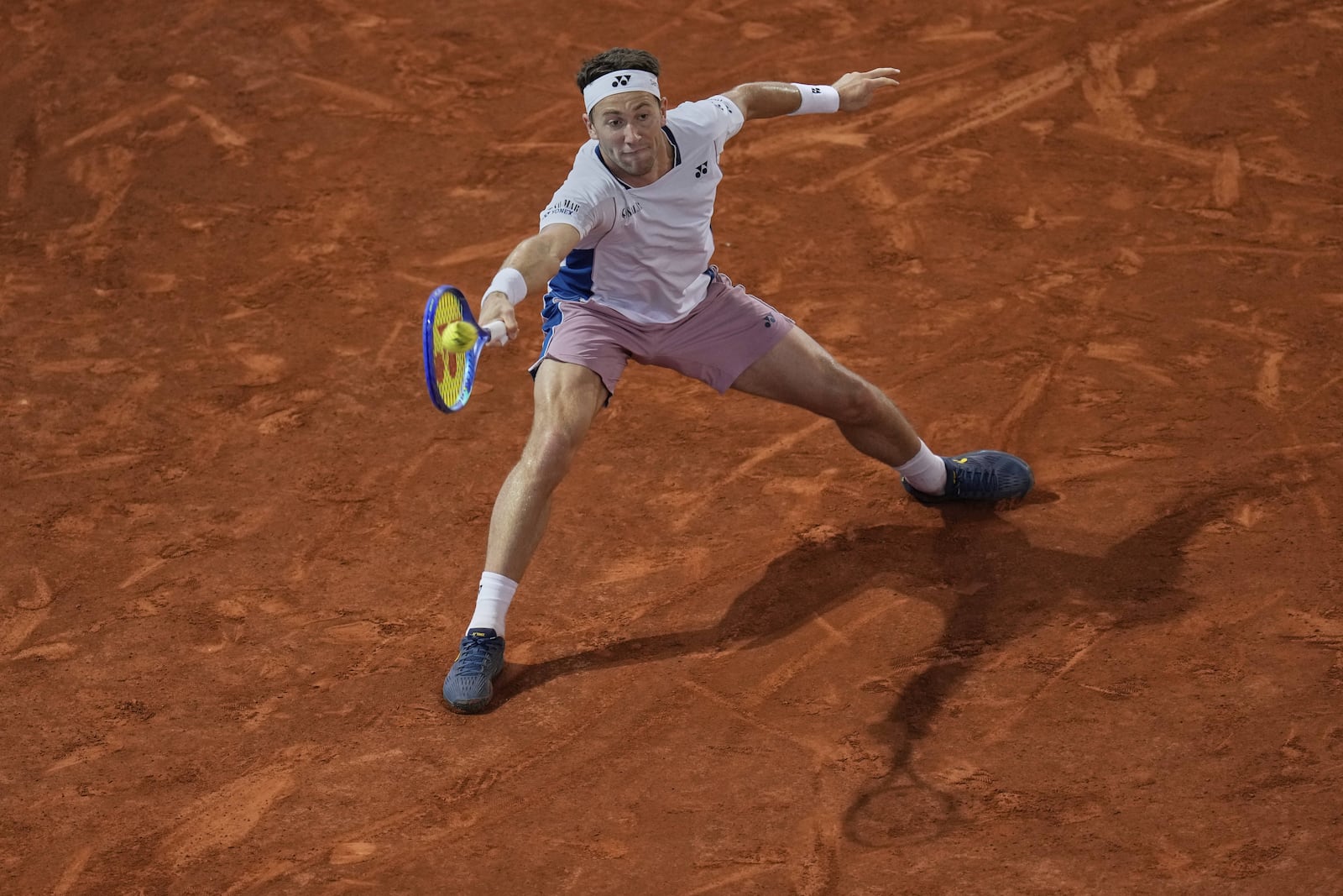 Casper Ruud of Norway returns the ball against Francisco Cerundolo from Argentina during men's semifinal at the Madrid Open tennis tournament in Madrid, Spain, Friday, May 2, 2025. (AP Photo/Manu Fernandez)