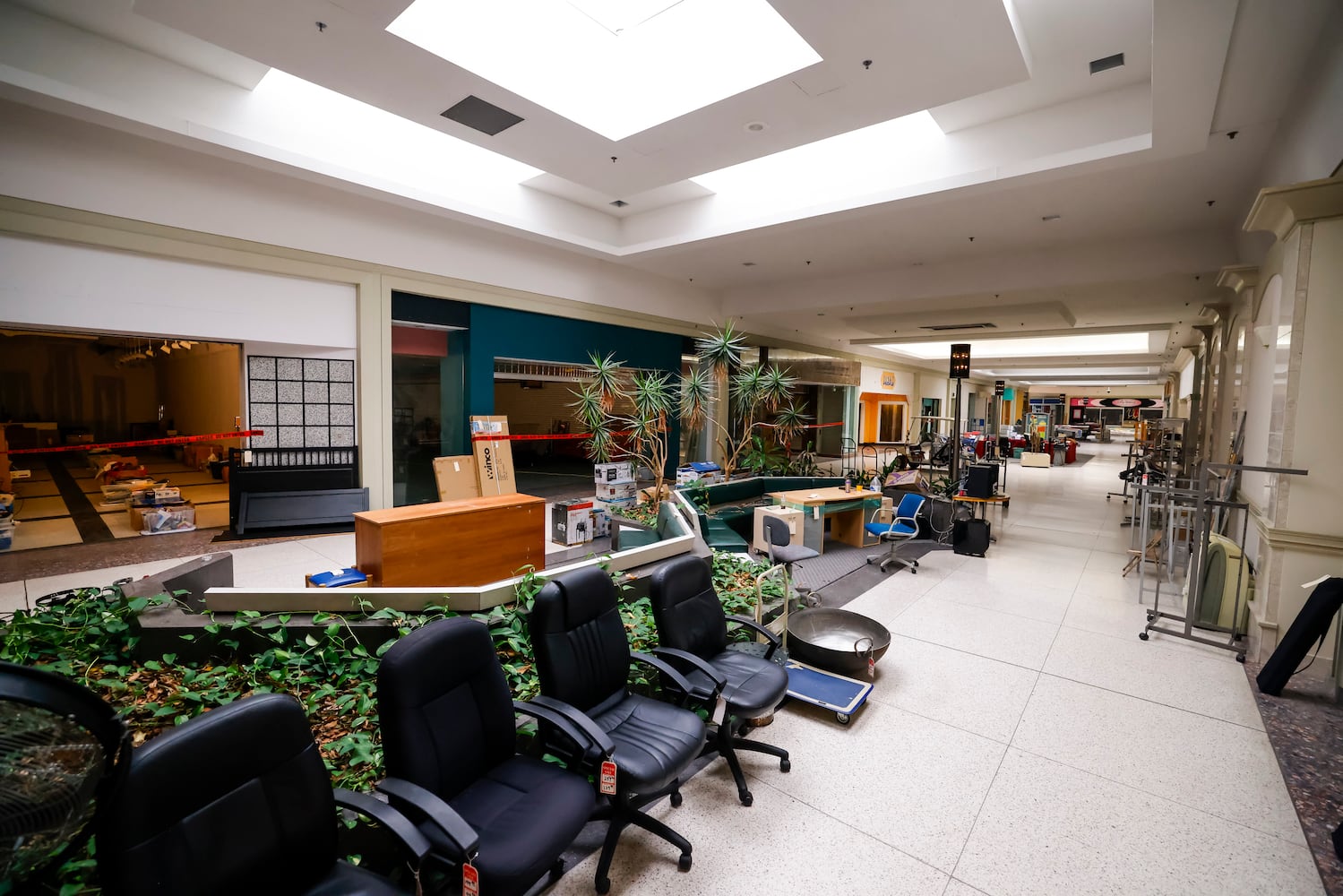 041125 Towne Mall Auction