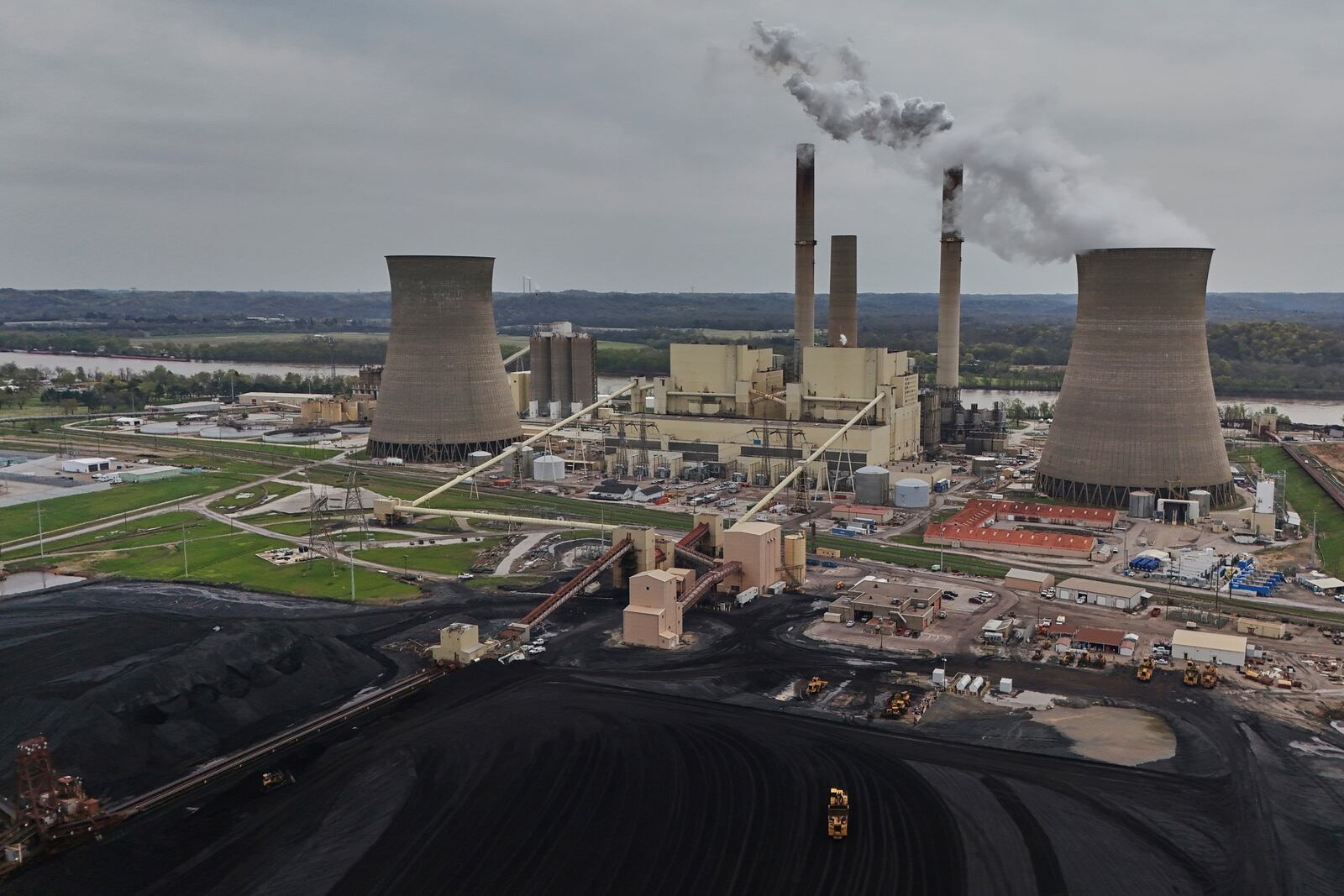 The Gen. James Gavin Power Plant, a coal-fired power plant, operates Monday, April 14, 2025, in Cheshire, Ohio. (AP Photo/Joshua A. Bickel)