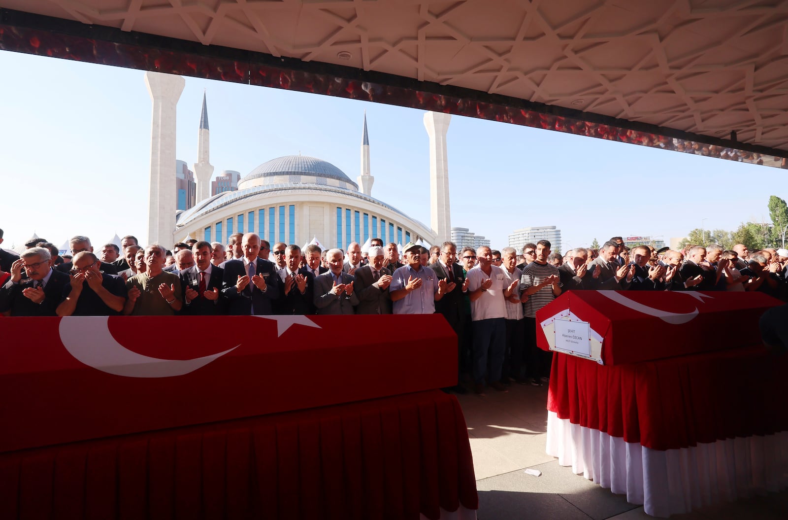 Relatives and friends pray during the funeral of five rescue volunteers killed while battling a wildfire in northwestern Eskisehir province, in Ankara, Turkey, Thursday, July 24, 2025. (Yavuz Ozden/Dia Photo via AP)
