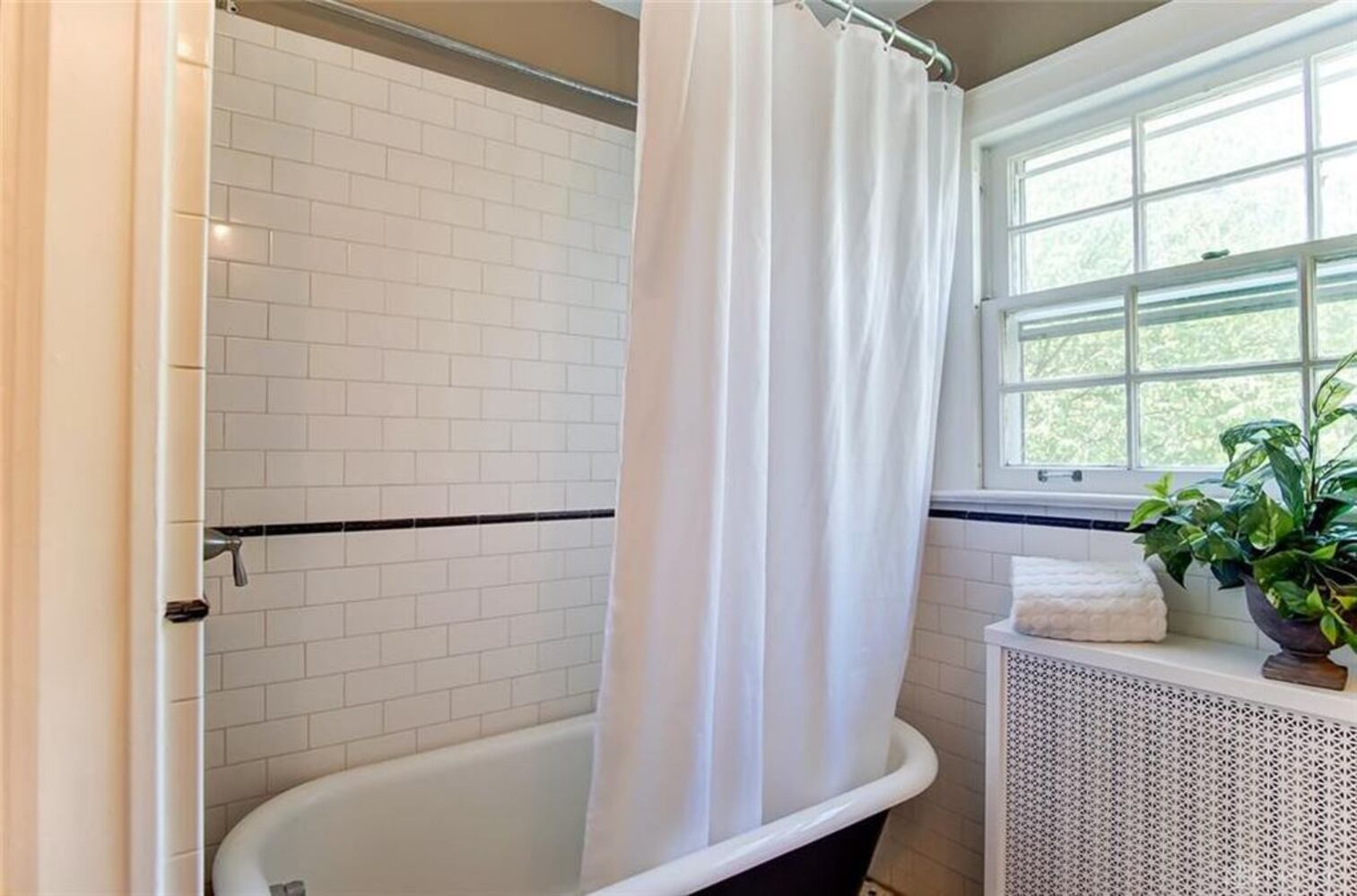 PHOTOS: Luxury Oakwood colonial home on market