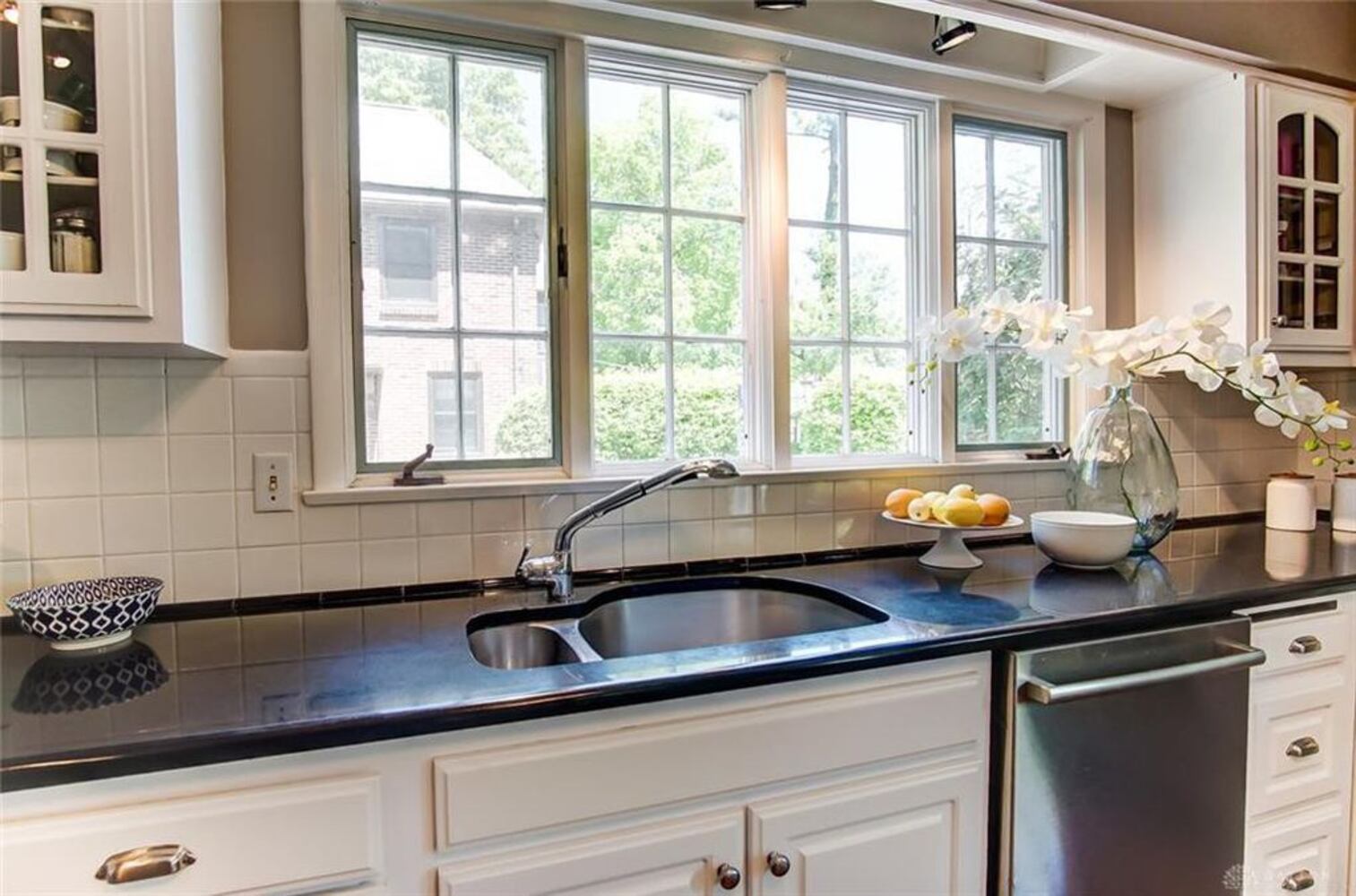 PHOTOS: Luxury Oakwood colonial home on market