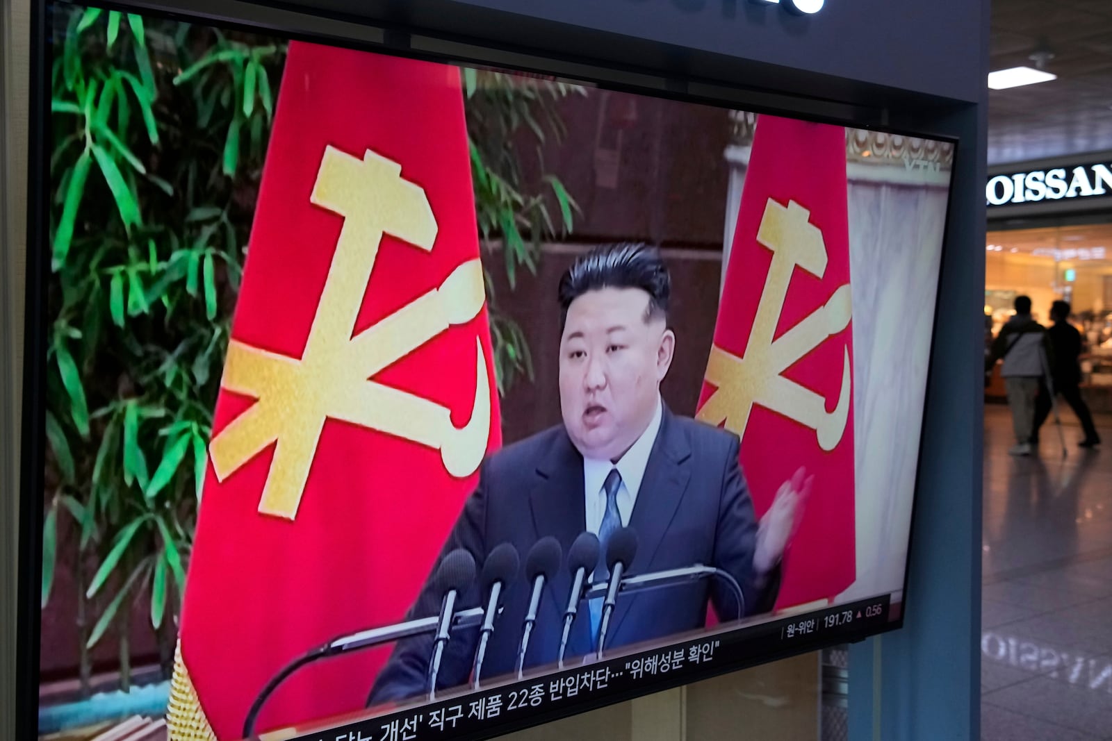 A TV screen shows a file image of North Korean leader Kim Jong Un during a news program at Seoul Railway Station in Seoul, South Korea, Thursday, May 22, 2025. (AP Photo/Ahn Young-joon)